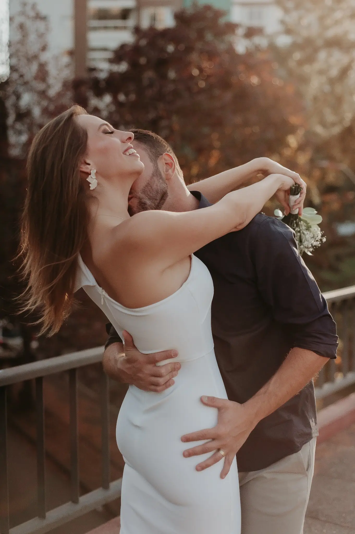 Casal abraçado ao entardecer