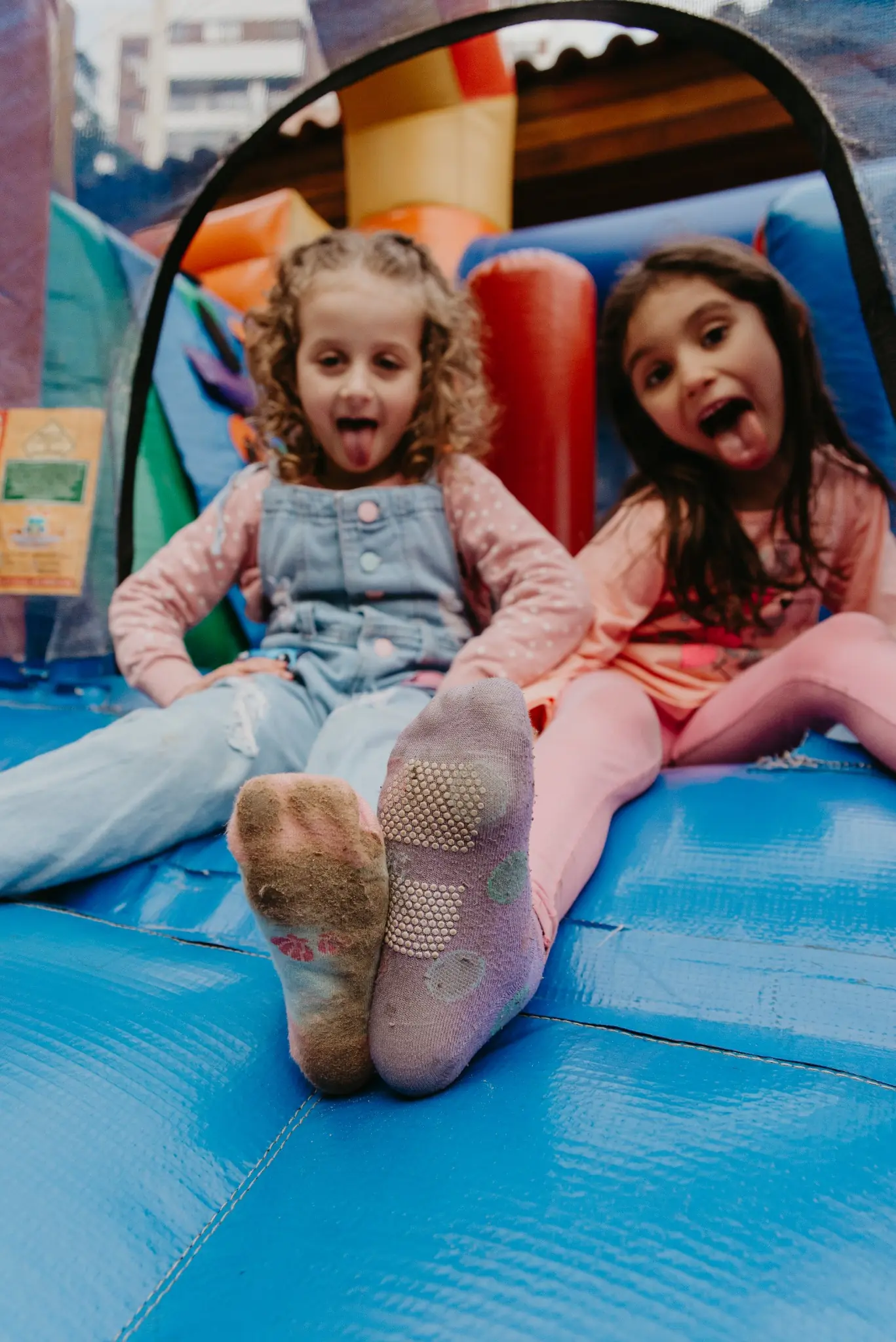 Meninas brincando no brinquedo inflável