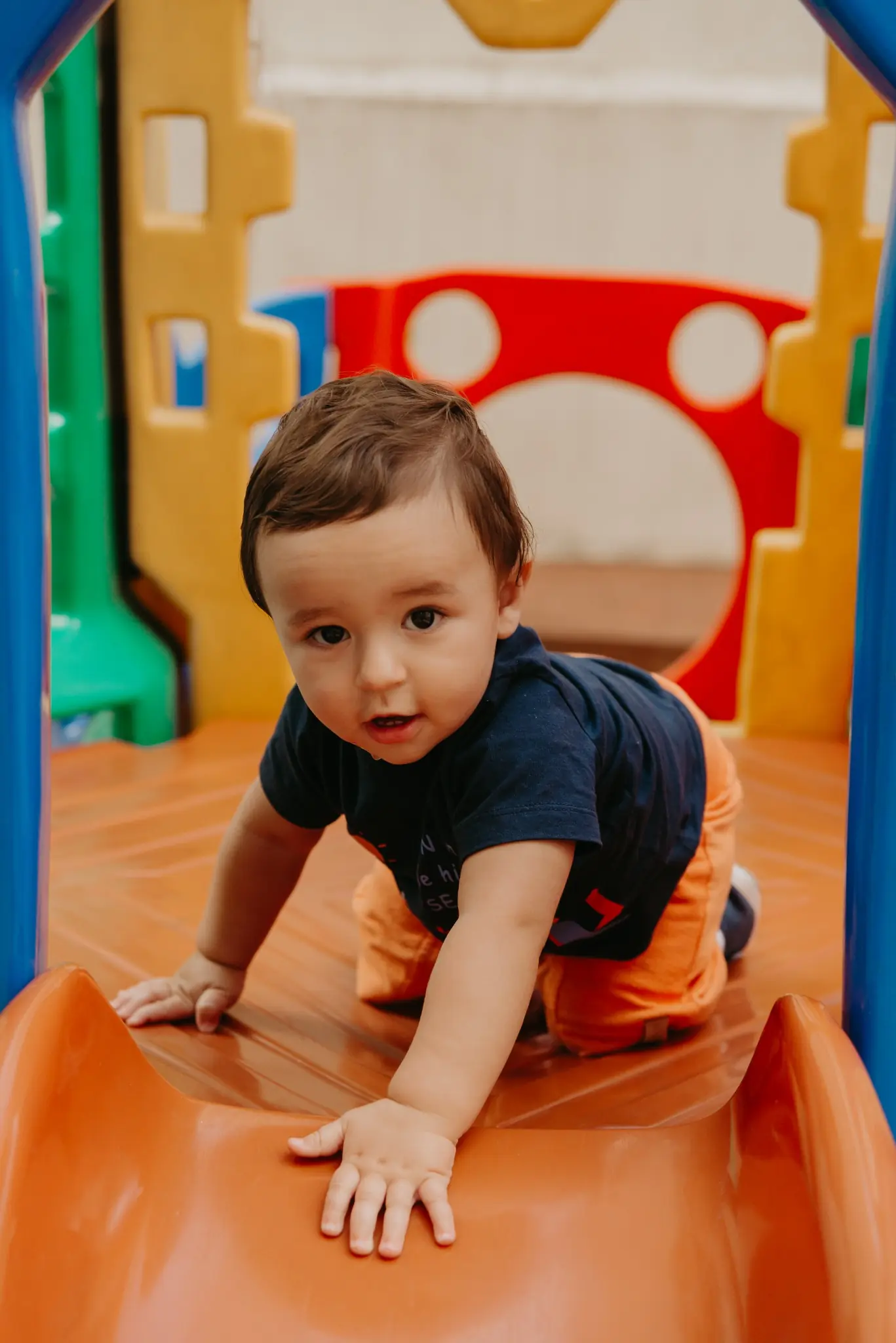 Criança brincando na casinha colorida