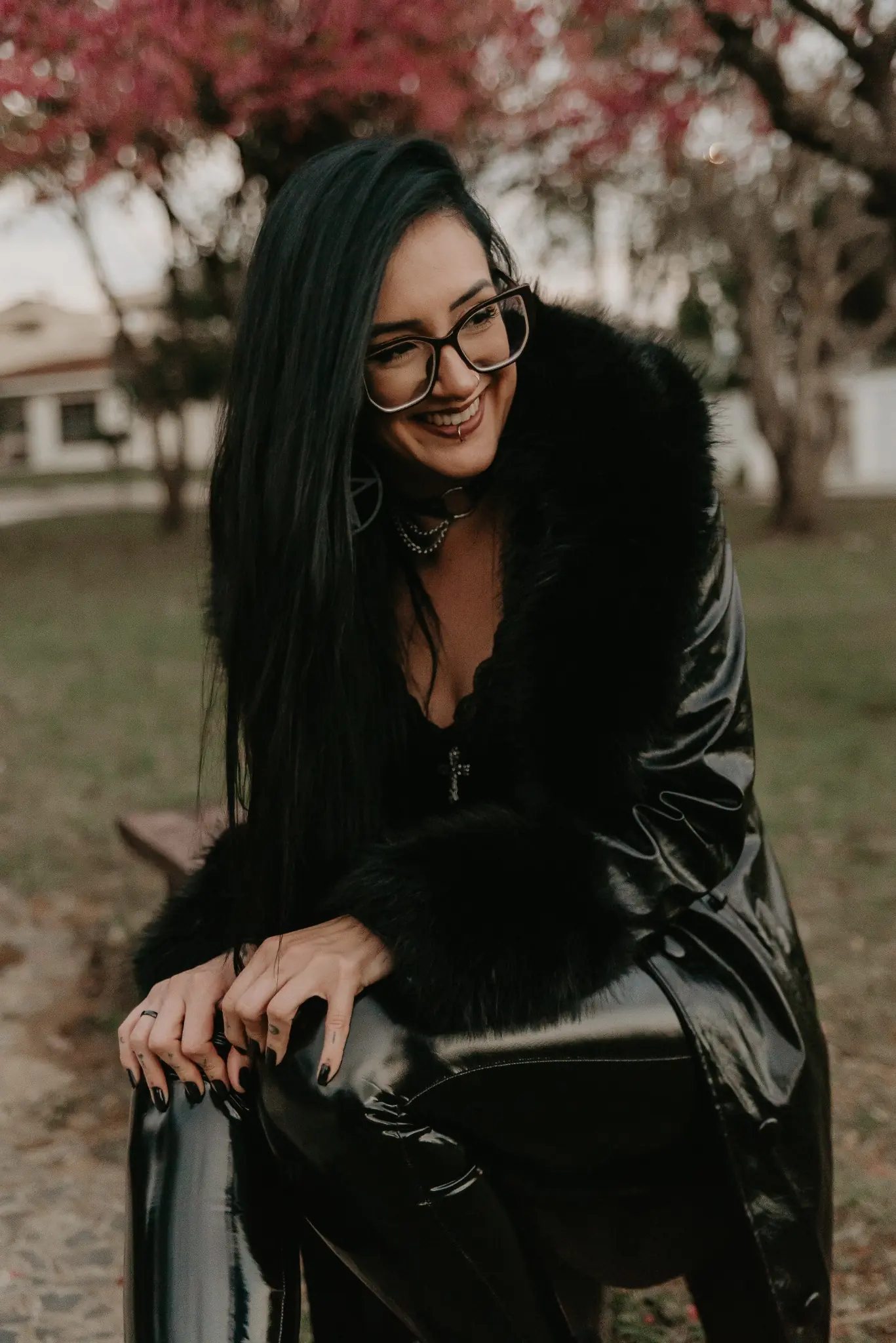 Mulher sorrindo ao ar livre