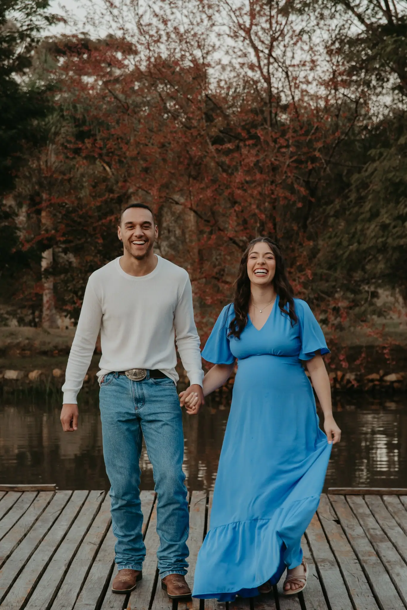 Casal sorrindo durante ensaio de gestante