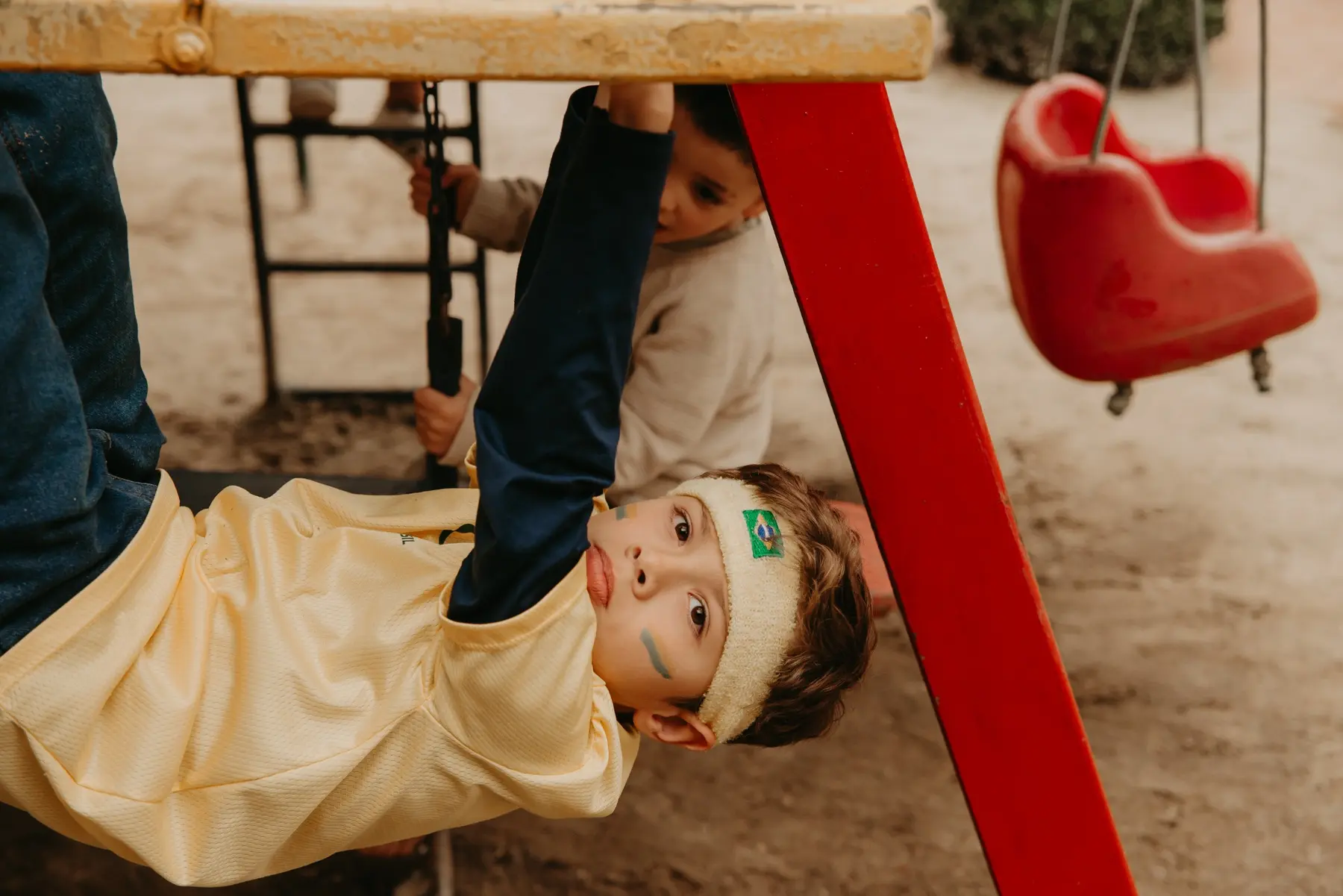Criança brincando durante aniversário infantil