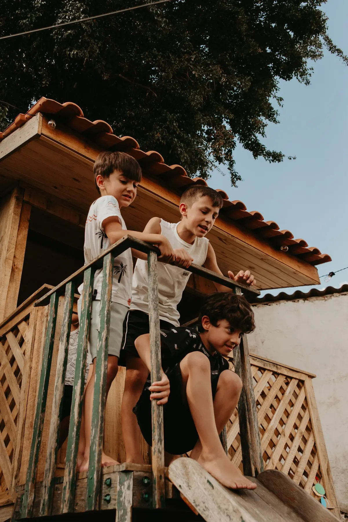 Irmãos brincando juntos ao ar livre