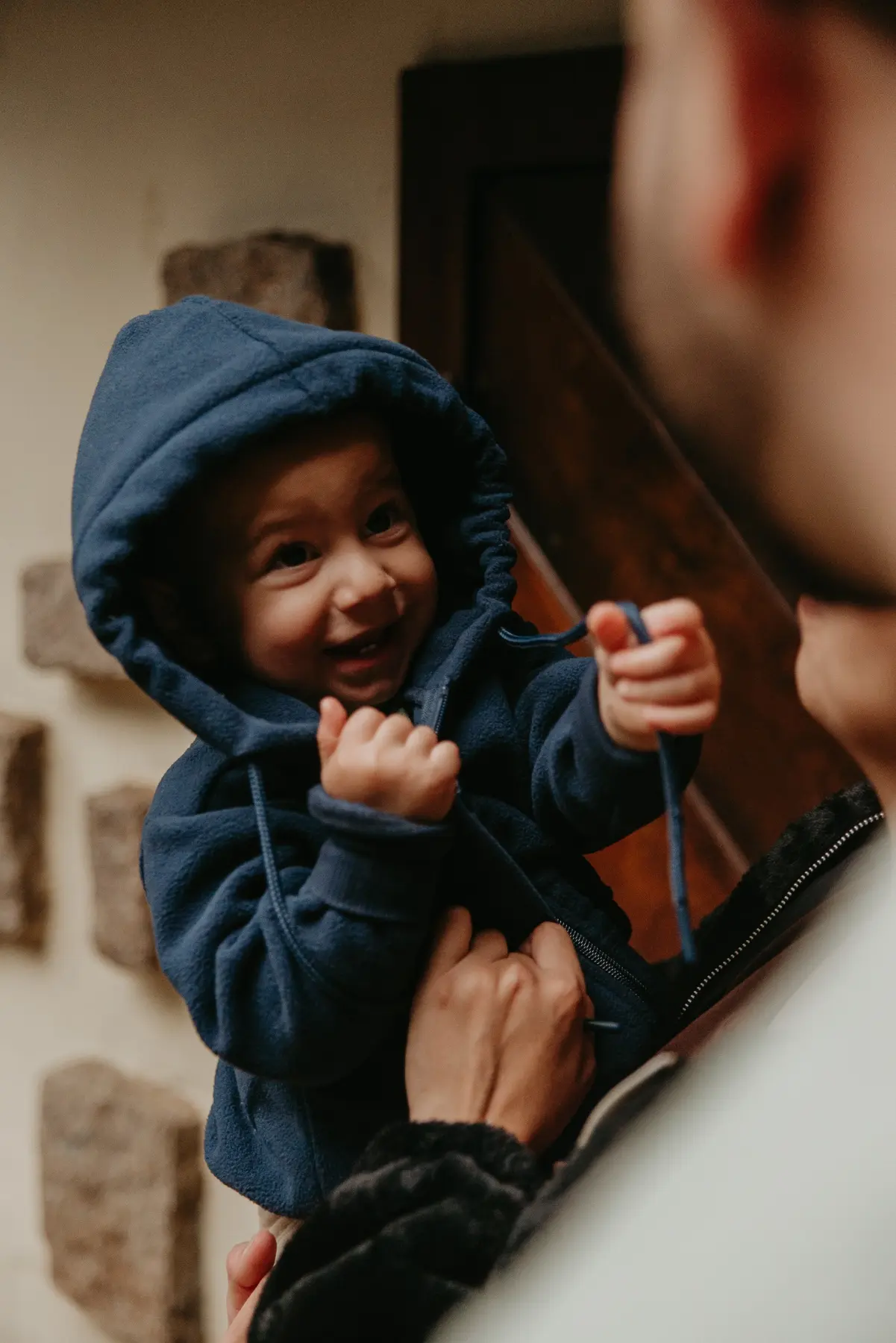 Criança sorrindo em um momento espontâneo