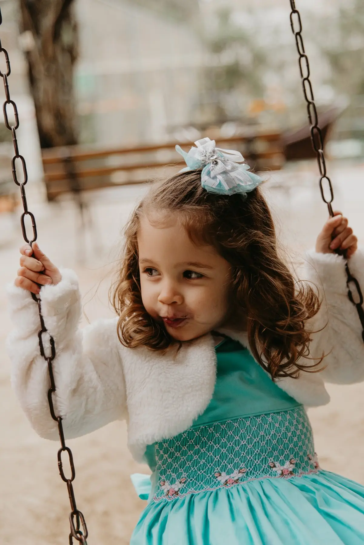 Menina brincando no balanço durante aniversário infantil